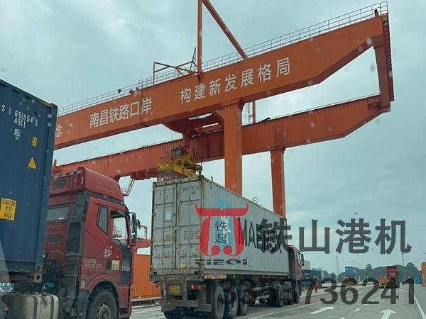山東營(yíng)口軌道式集裝箱龍門(mén)吊廠家軌道式集裝箱門(mén)式起重機(jī)結(jié)構(gòu)設(shè)計(jì)堅(jiān)固