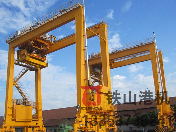 浙江湖州輪胎式集裝箱龍門(mén)吊廠家輪胎式集裝箱龍門(mén)吊能夠?qū)崿F(xiàn)多層集裝箱的堆碼